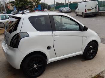 VOITURE SANS PERMIS NEUVE JADE GENEROUS BLANCHE ET NOIRE AIX EN PROVENCE